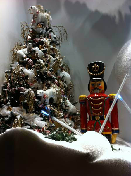 Ο κλασικός μολυβένιος στρατιώτης δίπλα στο χριστουγεννιάτικο δένδρο σε έντονα χιονισμένο τοπίο στη βιτρίνα του Notos Galleries, Θεσσαλονίκη